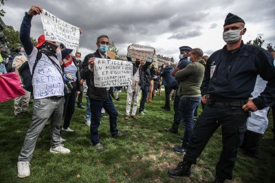 И Франция на протест срещу носенето на предпазни маски