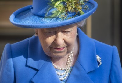 Кралица Елизабет видя внуците си през стъкло