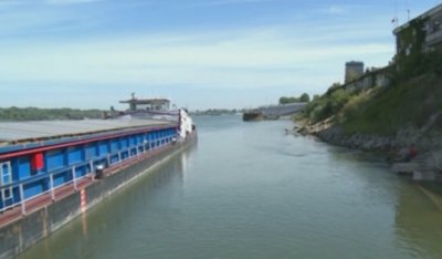 Машини отново поправят плавателния път по река Дунав