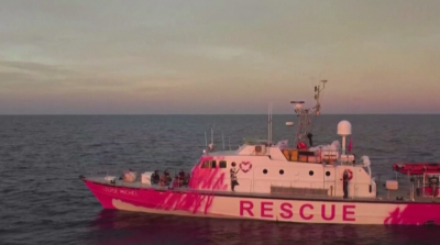 Спасителен кораб на художника Банкси бедства край Лампедуза