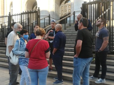 Протест пред Съдебната палата, след решението да бъде пуснат нападателят пред Румънското посолство