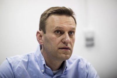 Навални излезе от кома, състоянието му се подобрява