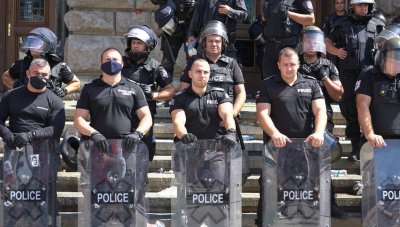 След сблъсъците: 35 задържани, над 150 пострадали полицаи