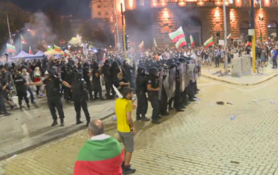 56-а вечер на протест в София: Напрежение, сблъсъци, хвърляне на бомби. Полицаите разположиха водно оръдие (ОБЗОР)