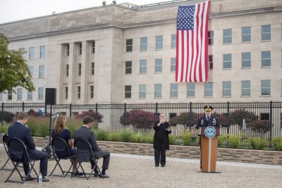 САЩ почетe паметта на жертвите от 11 септември (СНИМКИ)
