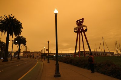 Небето над Сан Франциско се обагри в оранжево