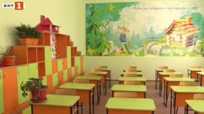 Приказни сюжети и скрити послания провокират интереса на децата в симеоновградското училище