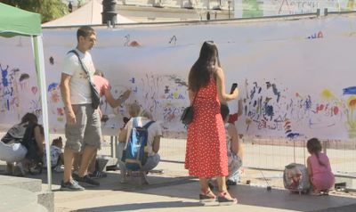 Детски панаир пред Народния театър в София