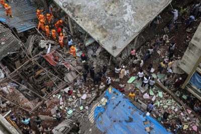 Най-малко 10 души загинаха след срутване на сграда в Индия