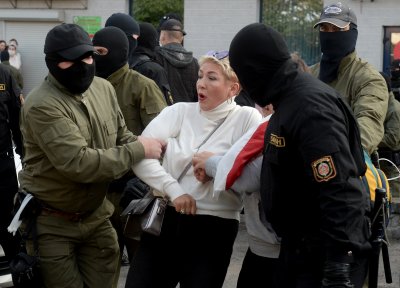 Задържаха стотици жени на поход срещу Лукашенко