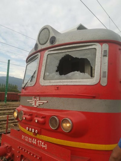 Машинист и помощникът му пострадаха, след като вандали счупиха стъклото на локомотива на бързия влак София-Бургас