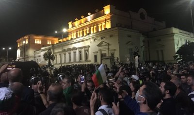76-а вечер на протест в София: Напрежение между протестиращи и полиция пред старата сграда на парламента