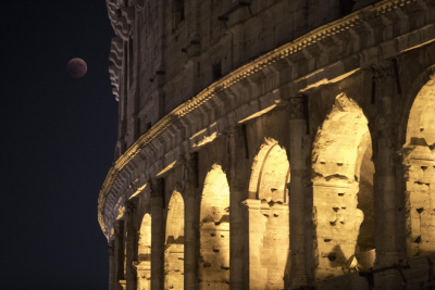 Задържаха турист в Италия, драскал по Колизеума
