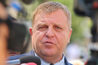 Красимир Каракачанов призова за диалог между премиера и президента