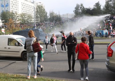 Полицията използва водно оръдие срещу демонстранти в Минск