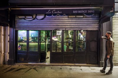 Париж затваря баровете заради ръст на заразени с COVID-19
