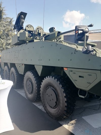 На 2 октомври Министерство на отбраната отваря офертите за нови бойни машини