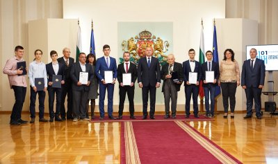 Президентът Румен Радев връчи наградата „Джон Атанасов“