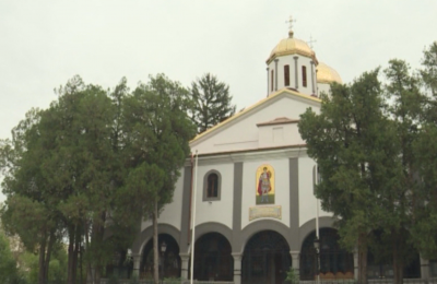 Срам и падение: Свърталище на бездомни и наркомани пред църквата в Дупница