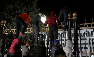 Сблъсъци в Киргизстан, демонстранти превзеха парламента