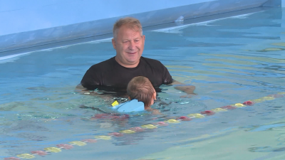 Русенец организира безплатни часове по плуване за деца с двигателни проблеми