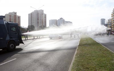 Десетки арестувани на протеста в Минск, полицията използва шокови гранати и водни струи