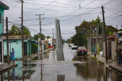 Ураганът Делта премина край Мексико, евакуираха стотици туристи