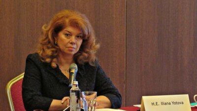 Вицепрезидентът Йотова: Пактът на ЕК за миграцията и убежището е слаб и неясен