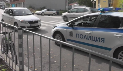 Учебен автомобил удари 12-годишно дете с велосипед на пешеходна пътека във Враца