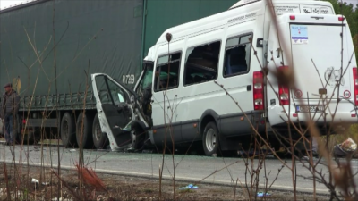 Основна версия за тежката катастрофа: Шофьорът на микробуса е заспал зад волана