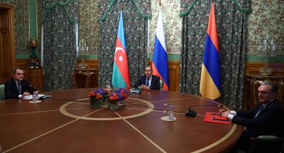 В очакване на примирие: Москва е домакин на преговори за Нагорни Карабах