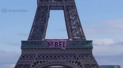 Екоактивисти поставиха розов транспарант на Айфеловата кула