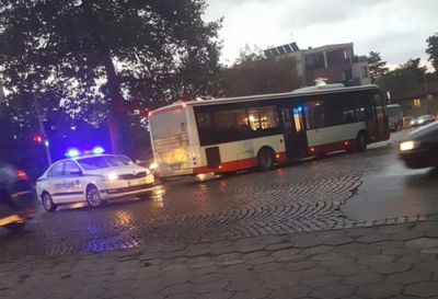 Автобус блъсна 83-годишна жена на пешеходна пътека