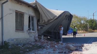 Камион се заби в дърводелски цех в село Горски извор