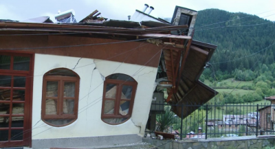 Ураган отнесе покривите на две къщи в Смолян