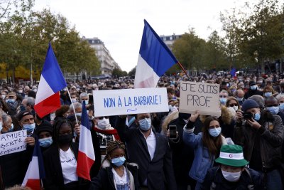 Стотици хиляди по площадите във Франция в памет на убития учител