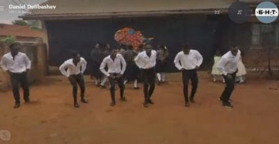 В Уганда играят българска ръченица. Кой е учителят?