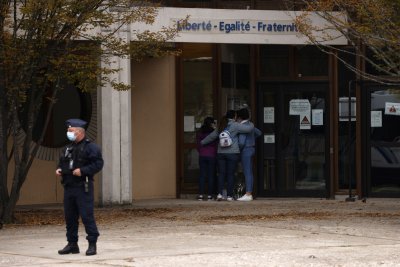Четирима ученици са задържани във връзка с убийството на учителя от Франция