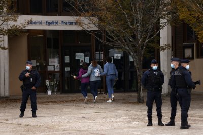 Убиецът на френския учител платил 300 евро на ученик, за да му го посочи