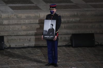 Франция почeтe убития учител по история (Снимки)