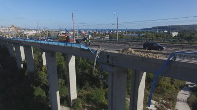 Камион падна от Аспаруховия мост, шофьорът загина