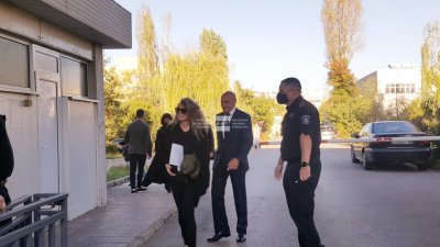 Елена Динева излезе от ареста