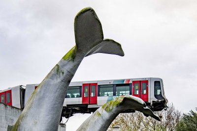Статуя на кит спаси метро-влак от падане в Ротердам