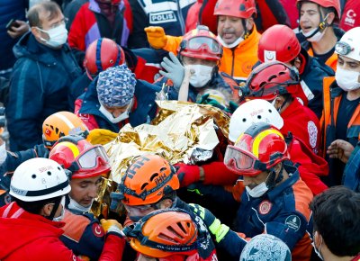 След 65 часа под развалините в Измир: Спасиха 3-годишно момиченце