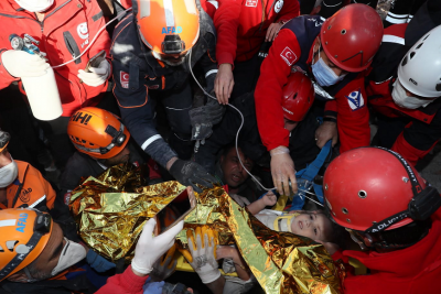 Ново чудо в Измир: Спасиха 4-годишно дете след 90 часа под руините