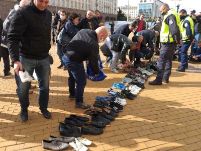 Протест пред Министерския съвет - "Изтърканите обувки на 2 милиона българи"