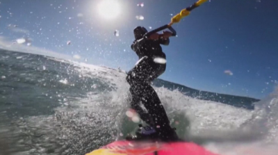 Екстремни усещания: Френската сърфистка Жюстин Дюпон се носи по вълните