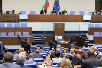 Скандал в парламента: Депутатите в спор - чие тяло е било в залата