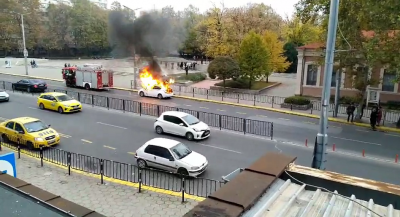 Кола се запали на площад "Съединение" в Пловдив (Видео)