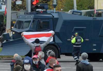 Техника и военни камиони в центъра на Минск заради протест на опозицията
